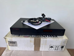 Phonosophie Impuls 2 high-end CD player, black with front display, on original packaging with copper power and connection cables – front view