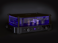 McGee Legend Hybrid-Verstärker mit blauer LED-Beleuchtung – Frontansicht mit Röhren