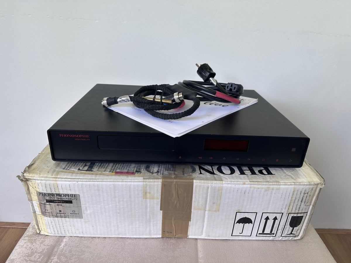 Phonosophie Impuls 2 high-end CD player, black with front display, on original packaging with copper power and connection cables – front view