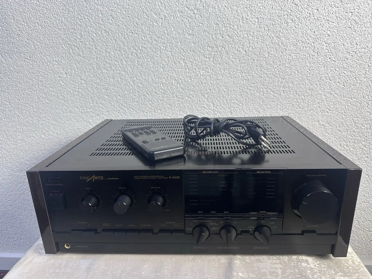 Grundig A-9009 Fine Arts Verstärker Amplifier Mit FB Und Holzwangen Vintage