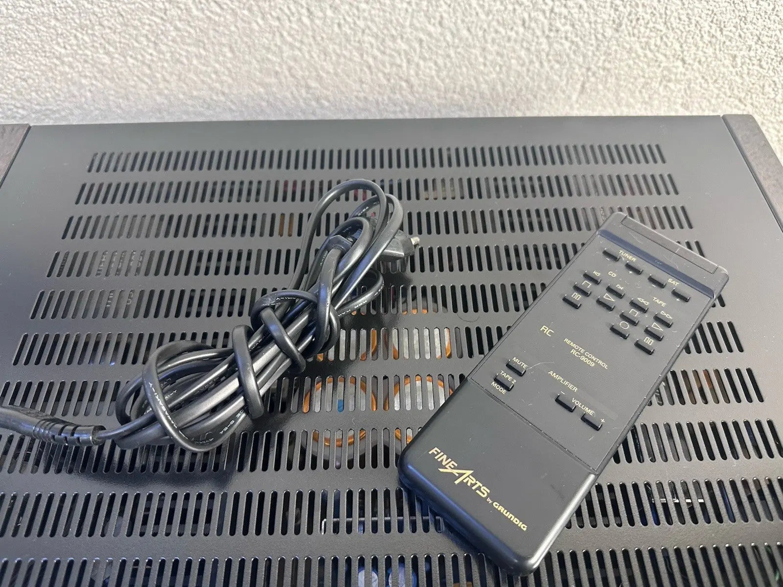 Grundig A-9009 Fine Arts Verstärker Amplifier Mit FB Und Holzwangen Vintage