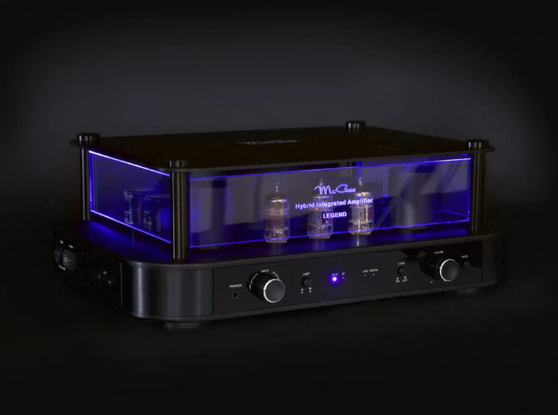 McGee Legend Hybrid-Verstärker mit blauer LED-Beleuchtung – Frontansicht mit Röhren